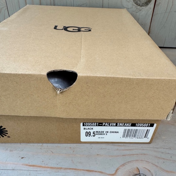 UGG PALVING BLAACK LEATHER SHEEPSKIN SNEAKERS NIB - Picture 10 of 10